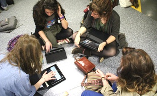 Les élèves repartent avec leur tablette à l'issue de leur formation.